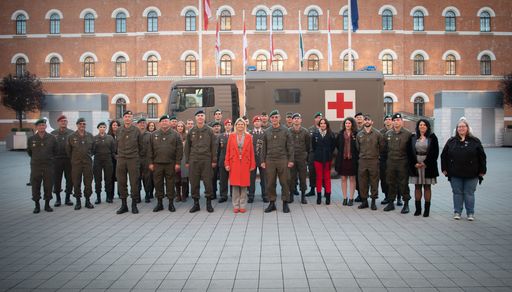 Vorschau Bild von Tanner verlieh Covid-19-Erinnerungsmedaillen an die
„Heldinnen und Helden“ des Bundesheeres