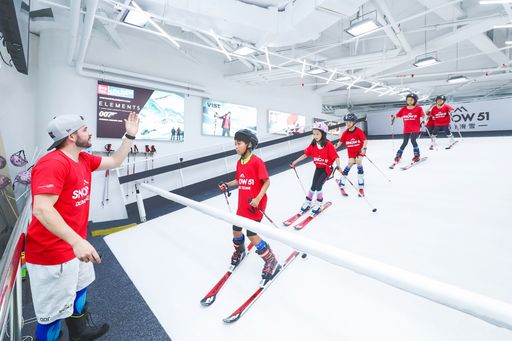  Snow51 ist Chinas führendes Skischulungszentrum mit
fünfzehn Standorten in China. Das Unternehmen hat in Kooperation mit
der berühmten österreichischen Skirennschule Schild
Weltklasse-Skiunterricht und den alpinen Wintertraum nach China
gebracht.