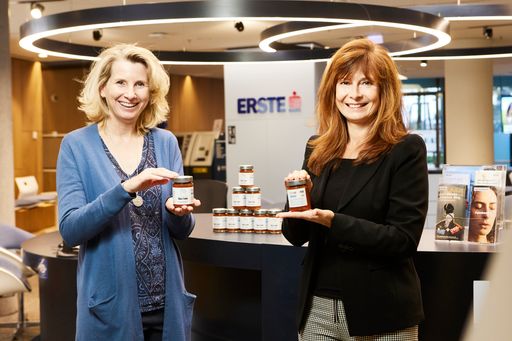 Dr.in Alexandra Gruber, Geschäftsführerin der
WIENER TAFEL mit Mag.a Ulrike Hofmann-Kinzl, Leiterin des Branch
Marketings der Erste Bank bei der Übergabe der ,,Sugo mit
Sinn“-Gläschen.