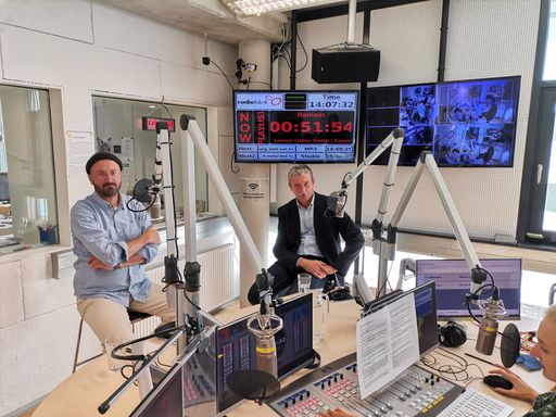  Im Radiofabrik-Studio, vlnr. Thomas Neuhold (Der
Standard), Josef Trappl (Universität Salzburg) Bildrechte:
Radiofabrik Höher aufgelöste Bilddateien auf Nachfrage