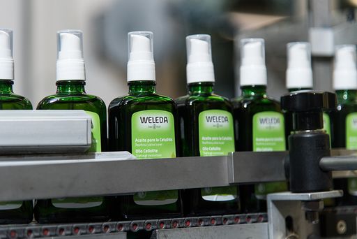 Vorschau Bild von Weleda Körperöl in der Abfüllung / Weiterer Text über ots und
www.presseportal.de/nr/25239 / Die Verwendung dieses Bildes ist für
redaktionelle Zwecke unter Beachtung ggf. genannter
Nutzungsbedingungen honorarfrei. Veröffentlichung bitte mit
Bildrechte-Hinweis.