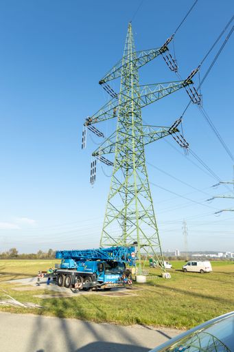 Wiener Netze baut eine zweite 380-kV-Leitung, die den Strom aus
dem APG-Umspannwerk in Wien Süd-Ost in das Wiener Netze Umspannwerk
Simmering transportiert.
