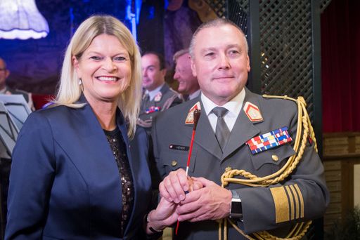 Verteidigungsministerin Tanner bei der Preisverleihung an
Militärmusikchef Oberst Mag. Bernhard Heher