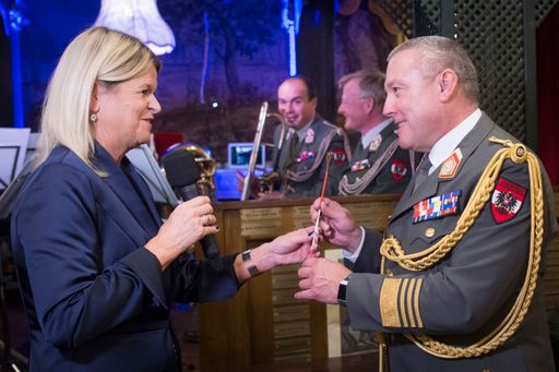 Vorschau Bild von Verteidigungsministerin Tanner bei der Preisverleihung an
Militärmusikchef Oberst Mag. Bernhard Heher