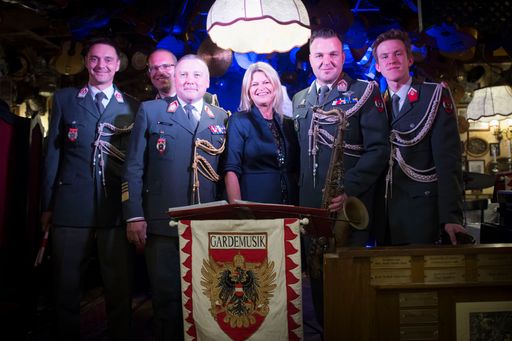 Vorschau Bild von Verteidigungsministerin Tanner bei der Preisverleihung an
Militärmusikchef Oberst Mag Bernhard Heher