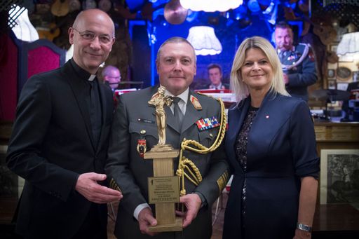 Vorschau Bild von Verteidigungsministerin Tanner bei der Preisverleihung an
Militärmusikchef Oberst Mag. Bernhard Heher