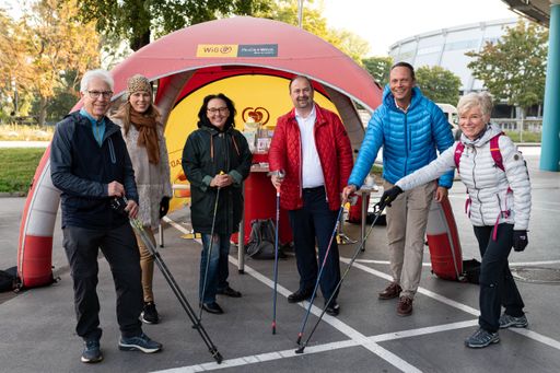 Startschuss zum WiG-Herbstwalk 2021 im 2. Bezirk
v.l.n.r.: Herbert Smutek ("Bewegte Apotheke"-Multi), Mag.a Petra
Hafner (WiG-Abteilungsleiterin Öffentlichkeitsarbeit), Mag.a
Elfriede Hufnagl (WiG-Abteilungsleiterin Team Gesunde Stadt –
Gesunde Regionen), Alexander Nikolai ( Bezirksvorsteher
Leopoldstadt), Mag. pharm. Alexander Hartl (Leiter der
Stadionapotheke), Erika Dreislampl ("Bewegte Apotheke"-Multi)