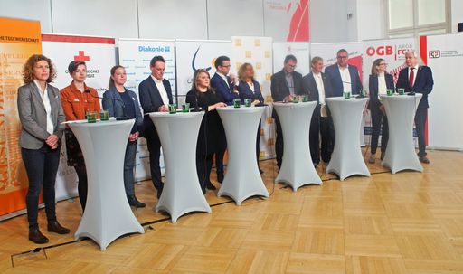  Die Partner der Allianz (v.l.n.r.): (v.l.n.r.):
Karin Abram, Leitung Soziales und Anwaltschaft, Caritas Österreich
Anja Eberharter, Sozialexpertin Alter und Pflege, Diakonie
Österreich Teresa Kurzbauer, Fachbereichsleitung Pflege & Betreuung,
Volkshilfe Österreich Michael Opriesnig, Generalsekretär
Österreichisches Rotes Kreuz Elisabeth Anselm, Geschäftsführerin
Hilfswerk Österreich Markus Mattersberger, Präsident Lebenswelt Heim
- Bundesverband Elisabeth Potzman, Präsidentin Österreichischer
Gesundheits- und Krankenpflegeverband Walter Marschitz,
Geschäftsführer Sozialwirtschaft Österreich (Arbeitgeberverband)
Sandra Frauenberger, Geschäftsführerin Dachverband Wiener
Sozialeinrichtungen Reinhard Waldhör, Vorsitzender
Gesundheitsgewerkschaft (Gewerkschaft Öffentlicher Dienst) Silvia
Rosoli, Abteilungsleiterin Arbeiterkammer Wien,
Gesundheitsberuferecht und Pflegepolitik Josef Zellhofer,
Bundesvorsitzender Österreichischer Gewerkschaftsbund ARGE
Fachgruppenvereinigung für Gesundheits- und Sozialberufe