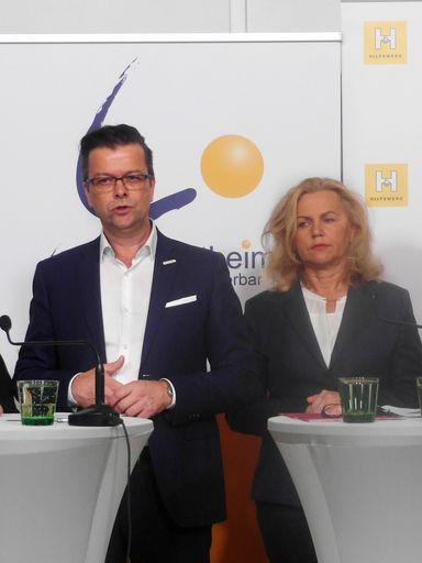 Vorschau Bild von Markus Mattersberger (Präsident Lebenswelt Heim -
Bundesverband) und Elisabeth Potzman (Präsidentin Österreichischer 
Gesundheits- und Krankenpflegeverband) bei der Pressekonferenz