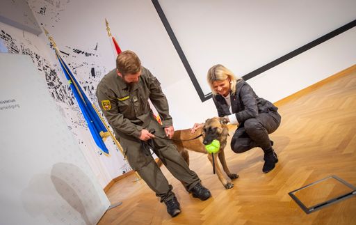 Vorschau Bild von 02 11 2021 Pressekonferenz zum Endbericht der
Corona-Spürhundeausbildung mit Bundesministerin Klaudia Tanner