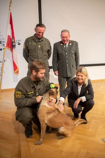 Vorschau Bild von 02 11 2021 Pressekonferenz zum Endbericht der
Corona-Spürhundeausbildung mit Bundesministerin Klaudia Tanner