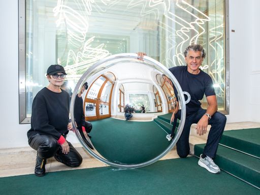 „Sphere of Time“ ist Brigitte Kowanz zweite
künstlerische Arbeit im VARTA Haus. Im Foyer ist eine dauerhafte
Medien- und Licht-Installation von ihr zu sehen. Das VARTA Haus in
Wien ist der Sitz der Unternehmensgruppe des österreichischen
Industriellen Michael Tojner.