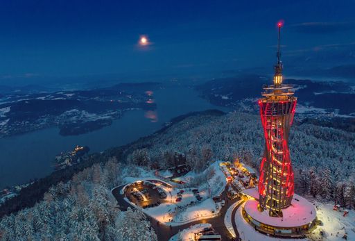 Die Vorweihnachtszeit in Kärnten versprüht einen
eigenen Zauber. Im sonnigen Süden Österreichs heißen nicht nur die
traditionellen Adventmärkte in den Städten und an den Seen ihre
Besucher willkommen, hier gibt es auch viele in den letzten Jahren
gewachsene und neue Initiativen auf den Bergen und in den Tälern,
die überraschend und höchst unterschiedlich auf das Weihnachtfest
einstimmen. So z. B. der Adventmarkt am Pyramidenkogel, am Fuße des
weltweit höchsten Holzaussichtsturms.