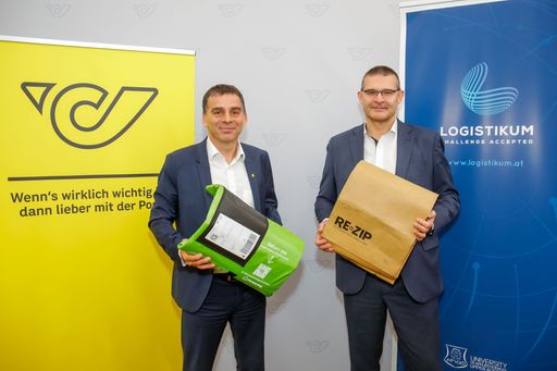 v.l.: DI Peter Umundum, Vorstand für Paket & Logistik der
Österreichischen Post AG und Prof. (FH). DI Franz Staberhofer,
Leiter des Logistikums an der FH Oberösterreich