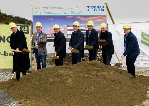 Spatenstich für ein neues Verwaltungs- und
Distributionszentrum der Donauchem GmbH in Brückl. Von links nach
rechts: Alain de Krassny (Aufsichtsratsvorsitzender Donau Chemie AG,
Harald Tellian (Bürgermeister Brückl), Peter Kaiser (Landeshauptmann
Kärnten), James Schober (Vorstandsvorsitzender Donau Chemie AG),
Mathieu de Krassny (Vorstand Donau Chemie AG), Michael Walter (GF
Donauchem GmbH), Christoph Gerold (Standortleiter Donauchem Brückl)