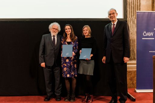 ÖAW-Präsident Anton Zeilinger (li.) und Heinz
Faßmann, Bundesminister für Bildung, Wissenschaft und Forschung
(re.), begrüßten die neuen Stipendiatinnen und Stipendiaten der ÖAW,
hier im Bild Valerie Lenikus (li.) und Tamara Artacker (re.), am 3.
November 2021 feierlich.