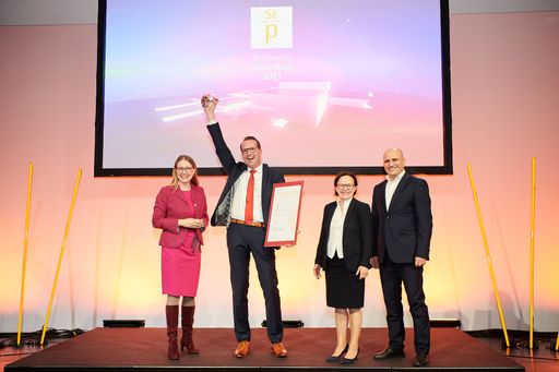 https://www.apa-fotoservice.at/galerie/27151
v.l.n.r.: Margarete Schramböck, Bundesministerin für Digitalisierung
und Wirtschaftsstandort; Markus Schachner, Rosenbauer International
AG; Jury-Sprecherin Martha Mühlburger, Vize-Rektorin
Montanuniversität Leoben und Bernhard Sagmeister, aws
Geschäftsführer.