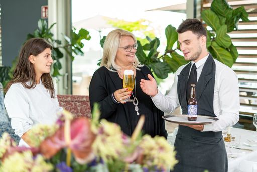 Vorschau Bild von Die Zahl an Biersommeliers in der Gastronomie
steigt stark an, das wirkt sich positiv auf die Beratung betreffend
Bier, Empfehlungen zu passender Speisenbegleitung aus.
