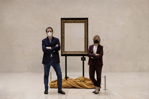 Moritz Stipsicz, kaufmännischer Direktor des
Leopold Museum und Klimaschutzministerin Leonore Gewessler im Oberen
Atrium des Leopold Museum vor dem "wertvollsten Werk der Welt´":
Unsere Luft, eingefasst von einem Bilderrahmen. Eine Aktion im
Zeichen des Klimaschutzes