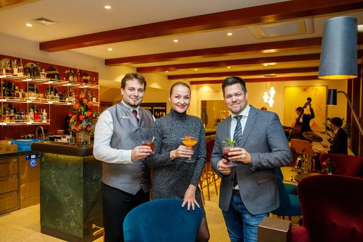 Vorschau Bild von Die Gastgeber v.l.n.r.: Barchef Denin Obid sowie
Liliya und Philipp Florian