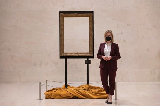 Vorschau Bild von Klimaschutzministerin Leonore Gewessler im Oberen
Atrium des Leopold Museum vor dem "wertvollsten Werk der Welt´":
Unsere Luft, eingefasst von einem Bilderrahmen. Eine Aktion im
Zeichen des Klimaschutzes.