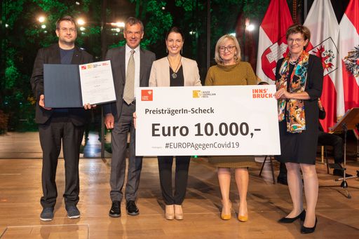  Im feierlichen Rahmen wurde der diesjährige Preis
übergeben (v.r.n.l.): Stadträtin Christine Oppitz-Plörer,
Landesrätin Beate Palfrader, Nana Walzer (Europe:United),
Bürgermeister Georg Willi und Daniel Gerer (Europe Direct Wien)