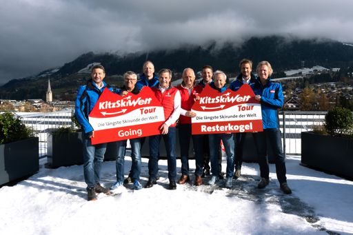  Die Geschäftsführer von KitzSki und der SkiWelt
Wilder Kaiser - Brixental freuen sich über die neue KitzSkiWelt
Tour. Im Bild v.l.n.r.: Johannes Winkler, Rudi Köck, Stefan Grafl,
Anton Bodner, Christian Wörister, Mario Gruber, Friedl Eberl,
Andreas Haselsberger und Hansjörg Kogler