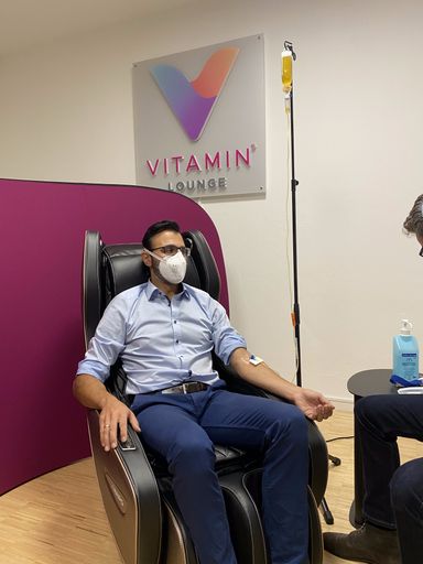 Vorschau Bild von Dr. Orang Seyeddain lässt sich eine
Vitamin-Infusion in der neuen Vitamin Lounge am Ginzkeyplatz 10
verabreichen.