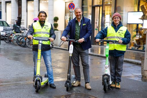 Dieter Steup, WK Wien Bezirksobmann der Inneren
Stadt, mit Scooter-Ordnern der Unternehmen Lime, Link und Bird. Die
Ordner sind gut sichtbar mit Westen samt Logos der drei Anbieter
unterwegs.