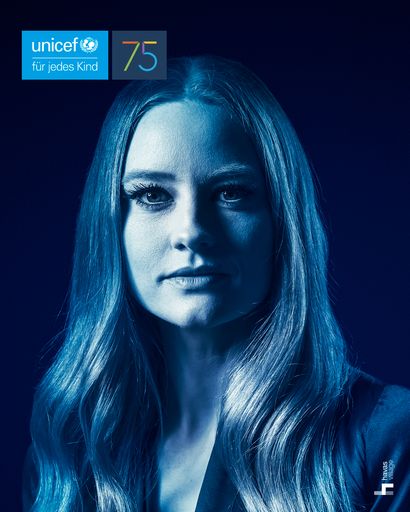  Barbara Meier, Model und Schauspielerin: „Das erste
Mal als ich Kontakt mit UNICEF hatte war in Äthiopien im Rahmen
eines Entwicklungsprojekts. Mitarbeiter von UNICEF haben den Umfang
der Oberarme der Kinder gemessen, um den Grad ihrer Unterernährung
festzustellen. Diese erschreckenden Bilder sind mir bis heute im
Kopf geblieben. Bereits damals war mir klar, dass ich die Arbeit von
UNICEF unterstützen möchte. Nun bin ich selbst Mama und dadurch noch
viel sensibler für die Not von Kindern. Es ist für mich
unvorstellbar, wie es zum Beispiel Eltern gehen muss, die nicht
wissen, wie sie ihre Kinder den nächsten Tag ernähren können. Wenn
mein Einsatz dazu beitragen kann, Kindern zu helfen, dann machen ich
das natürlich.“