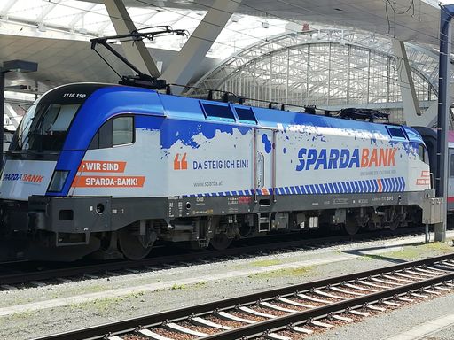 Die frisch folierte, 10.000 PS starke Taurus-Lok im
SPARDA-Look © Christoph Strobl, SPARDA-BANK