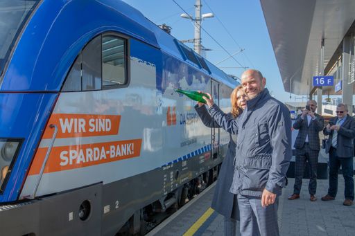 Vorschau Bild von Die Taufe der SPARDA-Lok unter Anwesenheit von
Günter Umfahrer, Regionaldirektor der SPARDA-BANK und Karin
Seywald-Czihak, Geschäftsführerin der ÖBB Werbung GmbH. © Katharina
Scheitz [kju:] digital solutions