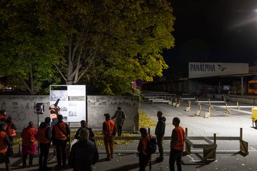 Führung durch die Installation "Excavations from
the darkest Past" am Nordwestbahnhof, einer 1:1 Nachzeichnung der
Propagandaausstellung "Der ewige Jude" an derem Originalschauplatz