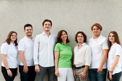 Vorschau Bild von COVID CARE Gründer, Dr. Stokreiter-Ebner und Sanitäterteam