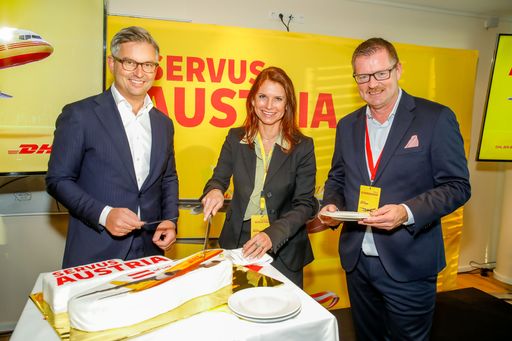 Vorschau Bild von Cake Cutting mit Dr. Magnus Brunner, Staatssekretär
für Luftfahrt; Barbara Achleitner, Managing Director der DHL Air
Austria und Ralf Schweighöfer, CEO von DHL Express Austria