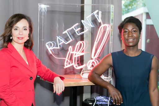 v.l.n.r.: Patentamtspräsidentin Mariana Karepova
und Erfinderin Charlotte Ohonin