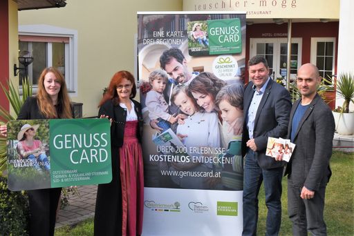  (v.l.): Ingrid Thorhaggen (Hotel-Restaurant
Teuschler-Mogg), Susanna Fritz und Mario Gruber (Thermenland Süd- &
Oststeiermark Marketing GmbH) feiern mit Thomas Lattinger (Ökopark
Hartberg) die sensationelle GenussCard-Bilanz 2021