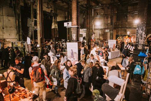 Besucher*innen shoppen am Fesch’markt Wien