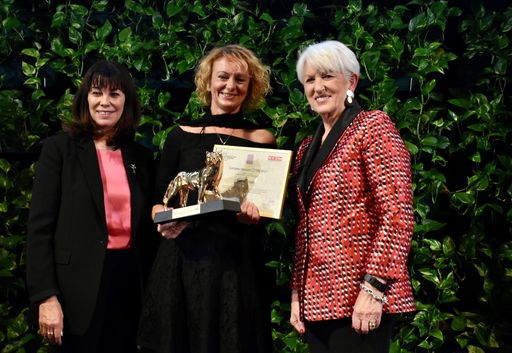 Vorschau Bild von https://www.apa-fotoservice.at/galerie/27299 Im
Bild v.l.n.r.: Martha Schultz, Eva Linsinger, Maria Rauch-Kallat bei
der Gala der MedienLÖWINNEN 2021