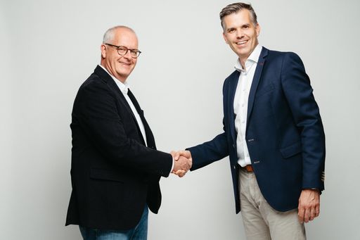  Lukas Kerschbaum (re) begrüßt Matthias Götz (li) in
der Geschäftsführung von B4B Solutions