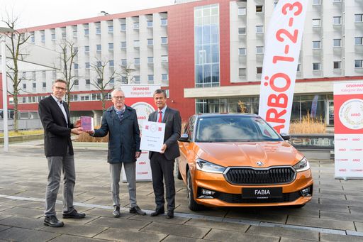 ARBÖ: Großer Österreichischer Automobilpreis:
v.l.n.r.: Mario Ehrnhofer, Chefredakteur ARBÖ-Klubjournal FREIE
FAHRT; Max Egger, Geschäftsführer Skoda Österreich; Dr. Peter Rezar,
Präsident der ARBÖ-Bundesorganisation