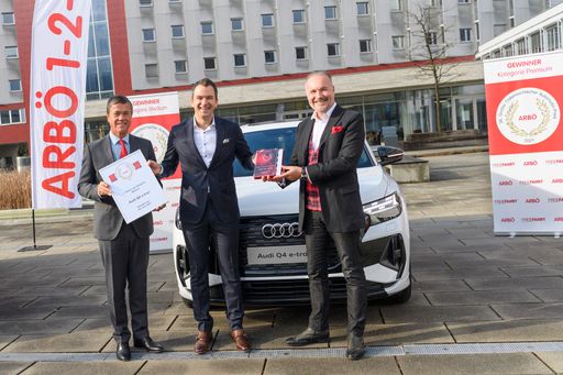 Vorschau Bild von ARBÖ: Großer Österreichischer Automobilpreis 2021:
v.l.n.r.: Dr. Peter Rezar, Präsident der ARBÖ-Bundesorganisation;
Bernhard Loos, Marketingleiter Audi Österreich; KommR. Mag. Gerald
Kumnig, ARBÖ-Generalsekretär