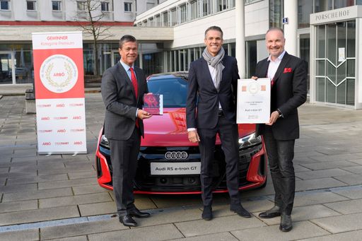 Vorschau Bild von ARBÖ: Großer Österreichischer Automobilpreis 2021:
v.l.n.r.: Dr. Peter Rezar, Präsident der ARBÖ-Bundesorganisation;
Thomas Beran, Audi Markenleiter Österreich; KommR. Mag. Gerald
Kumnig, ARBÖ-Generalsekretär