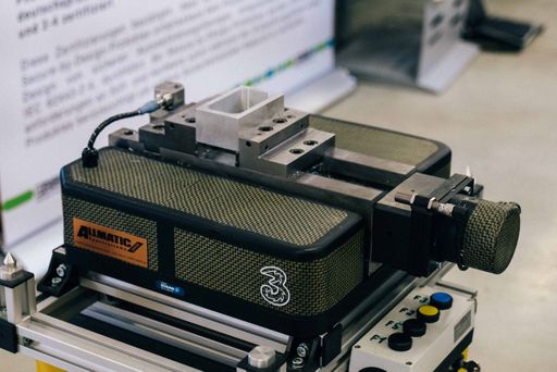 Smarte Spannpalette: Das Werkstück wird per
Roboterarm in den Schraubstock auf der Smarten Spannpalette
vollautomatisch eingespannt und wird dort während des gesamten
Fertigungsprozesses durch integrierte Sensorik überwacht.