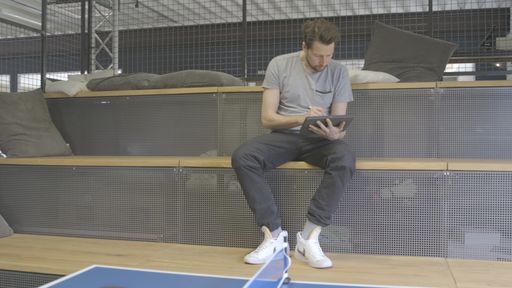 Vorschau Bild von Flexibel von überall aus auf Daten zugreifen,
Martin Krenn im Headquarter von KEEPERsport in Kottingbrunn.