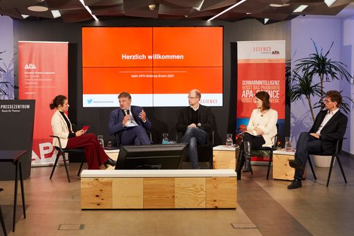 Vorschau Bild von Maria Scholl (APA, Moderation), Matthias Karmasin
(Institute for Comparative Media and Communication Studies (CMC) der
ÖAW und der Universität Klagenfurt), Andreas Bergthaler
(Forschungszentrum für Molekulare Medizin (CeMM) der ÖAW), Henrietta
Egerth (Österreichische Forschungsförderungsgesellschaft), Alexander
Bogner (Institut für Technikfolgenabschätzung (ITA) der
Österreichischen Akademie der Wissenschaften) diskutierten beim
APA-Science-Event das Thema „Forschung im Rampenlicht – und jetzt?“.