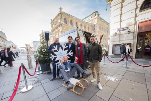  Salzburgerland Winter-Ouvertüre in Wien: (v.l.)
Wolfgang Hettegger (Vorstand Snow Space Salzburg), Matthias Winkler
(Sacher Hotels), Rolando Villazón, Marcel Hirscher. Vorne: Leo
Bauernberger (Geschäftsführer SalzburgerLand Tourismus)