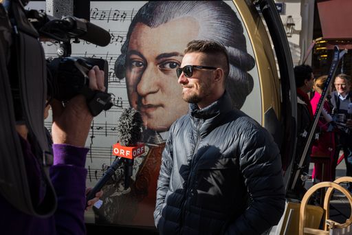 Vorschau Bild von Marcel Hirscher vor der Flying-Mozart-Gondel des
Snow Space Salzburg in der Kärntner Straße.