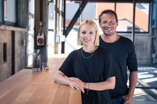 Vorschau Bild von Ines Eschbacher, Geschäftsführerin punkt & komma und Patrick
Edelmayr, Geschäftsführer elements