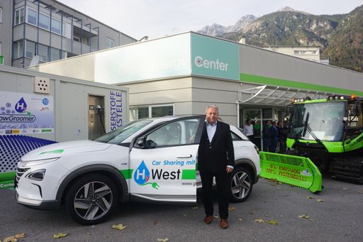 Vorschau Bild von Franz Hörl, Obmann des Seilbahnverbandes Österreich bei der
Präsentation der Richtungsentscheidung am Forschungszentrum HyWest
im Green Energy Center Europe in Innsbruck